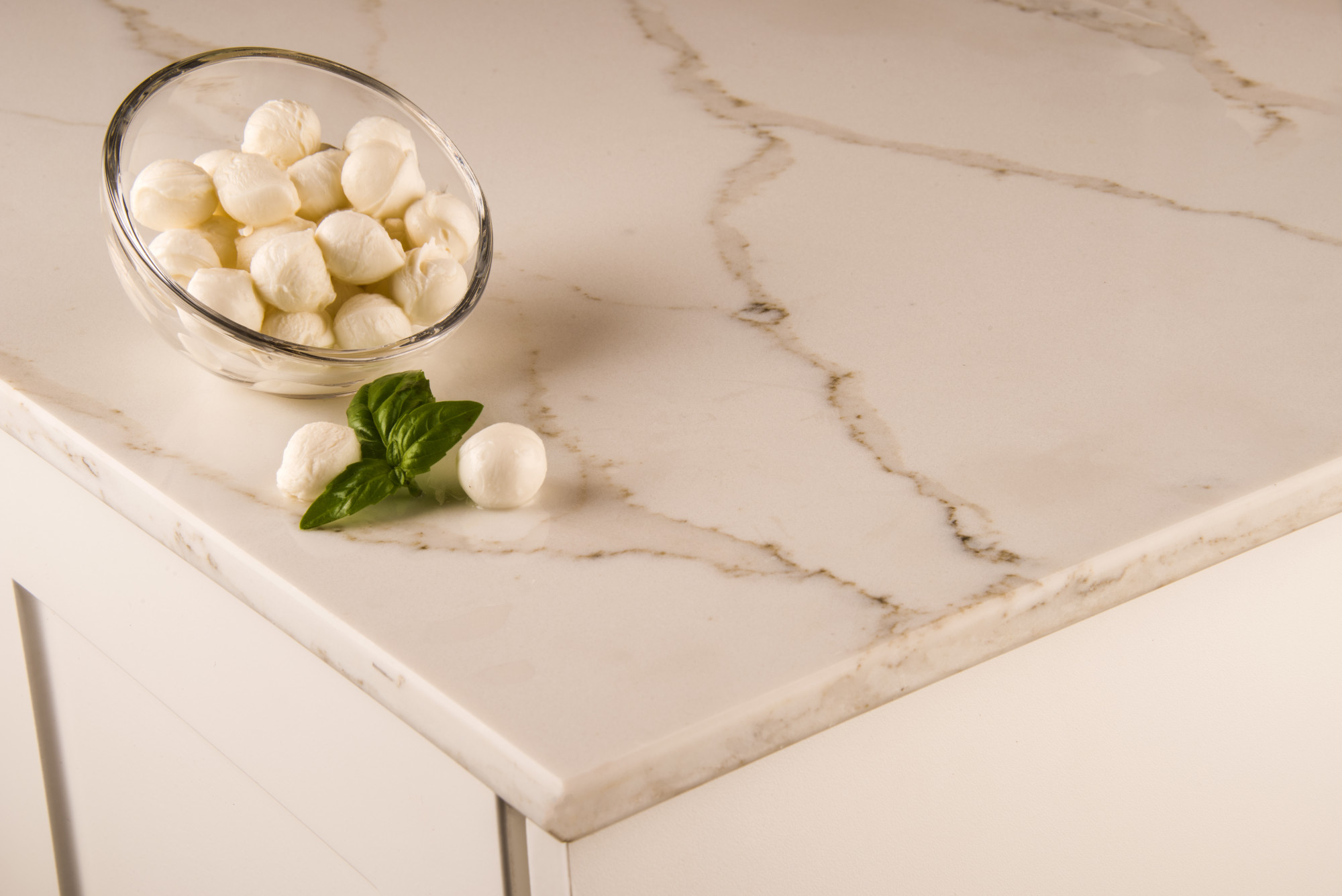 10 Gorgeous Quartz Kitchen Countertop Ideas To Take Inspiration From 1 10 Gorgeous Quartz Kitchen Countertop Ideas to Take Inspiration from